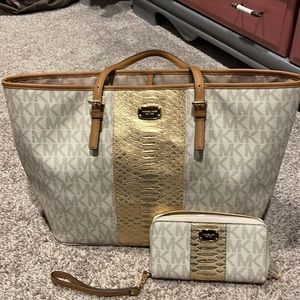 Beautiful Michael Kors bag and matching wallet.  Rare find!